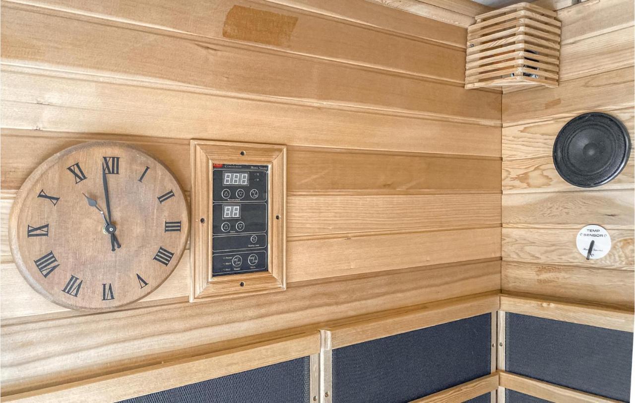 Cozy Home In Heinkenszand With Sauna Экстерьер фото